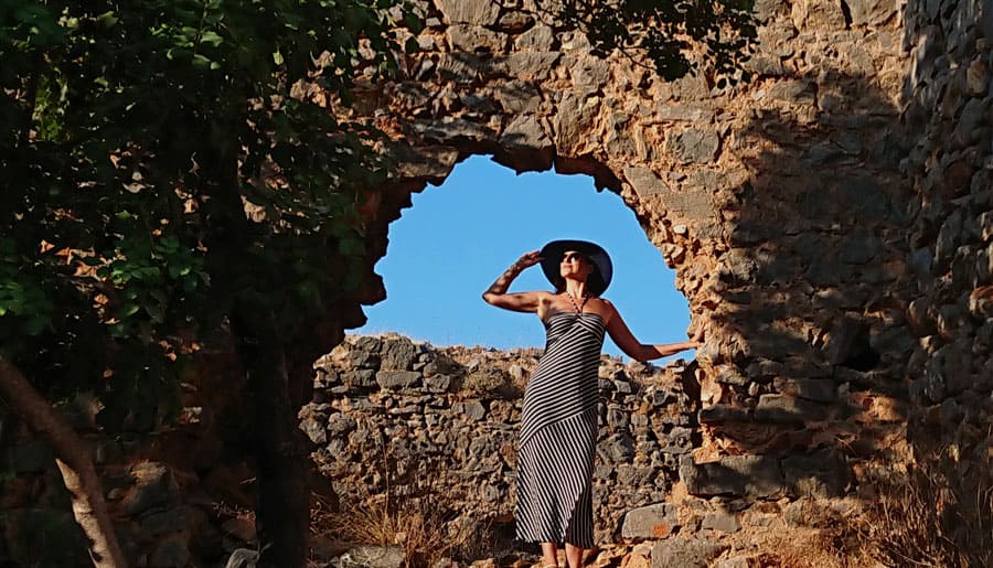 Основатель сайта на фоне разрушенной крепости в Алании