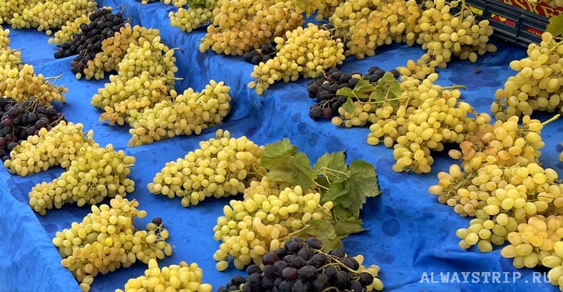 Красиво разложенный виноград