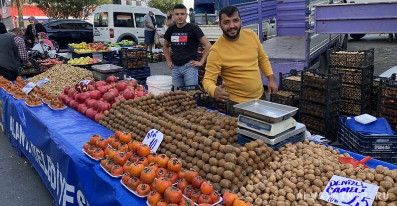 Продавец хурмы