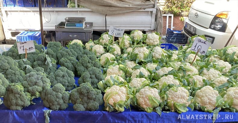 Брокколи и цветная капуста на рынке