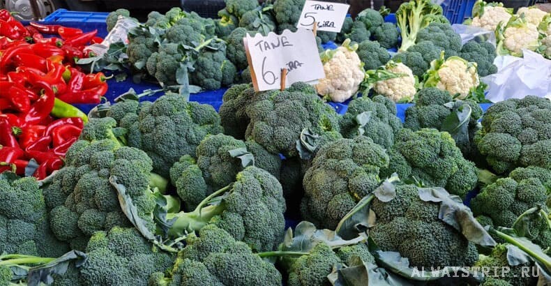 Брокколи и цветная капуста под конец базарного дня