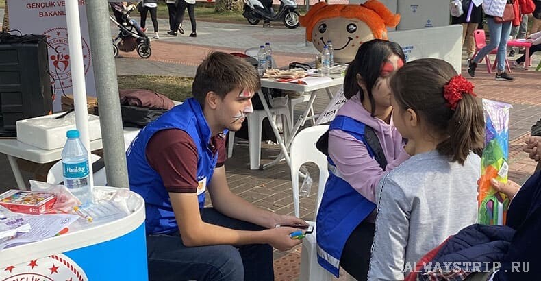 Турецкие аниматоры за работой