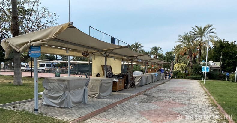 Уличные продавцы сувенирной продукции