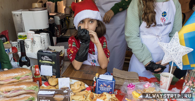 Девочка на шведском стенде