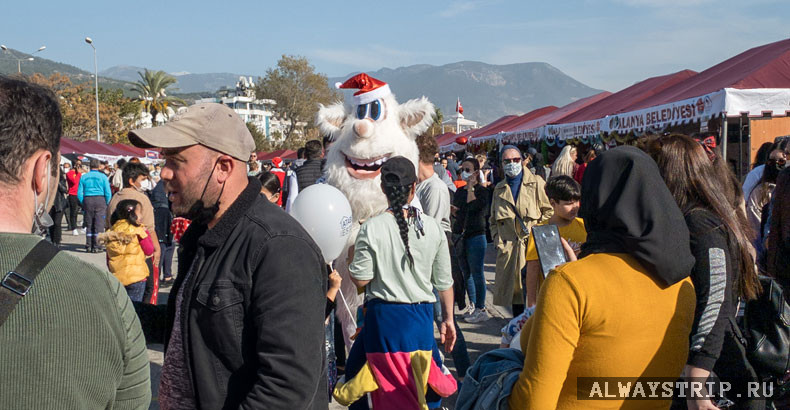 Ростовая кукла Муми-тролля на празднике в Турции