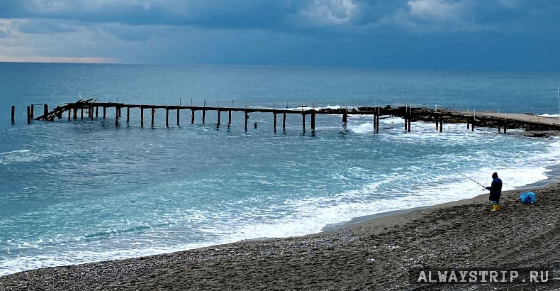Местный житель ловит рыбу
