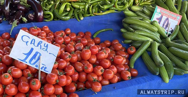 Помидоры и огурцы
