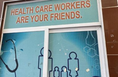 Вывеска на больнице