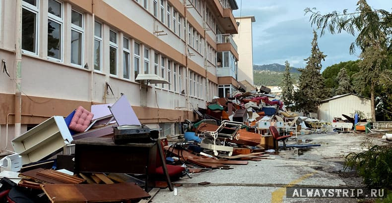 Горы выброшенных больничных коек
