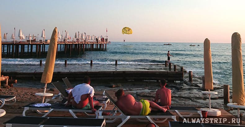 Обгоревшие на солнце мужчины