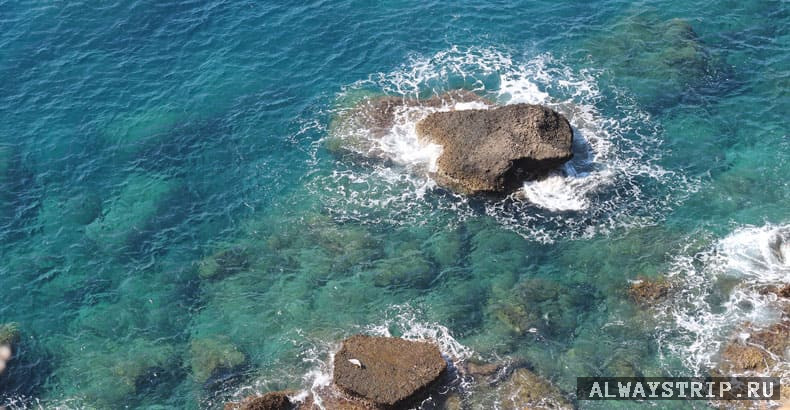 Каменистый пляж