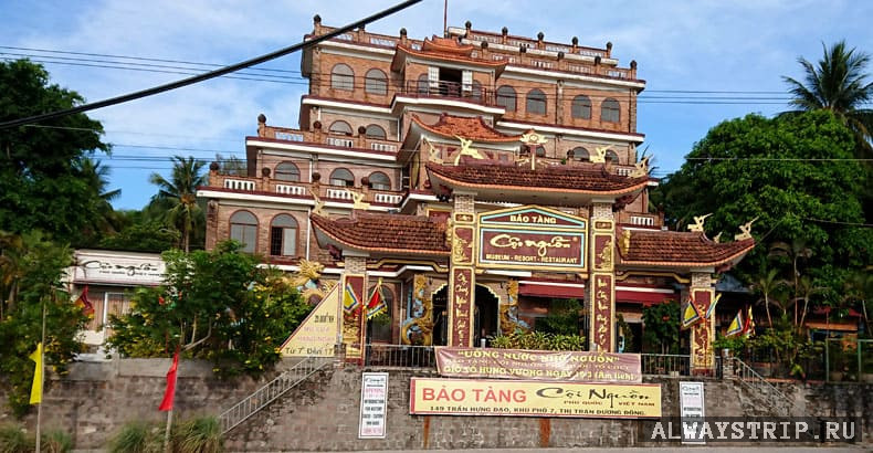 Отель, стилизованный под буддистский храм