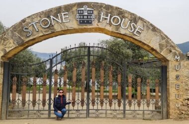 Главный вход на территорию музея вина и масла