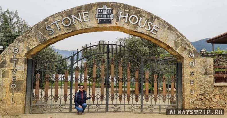 Главный вход на территорию музея вина и масла