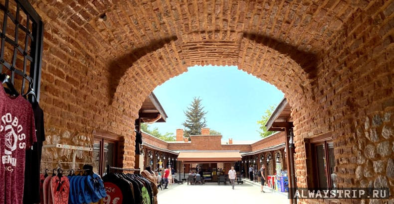 Рынок рядом с замком Кале