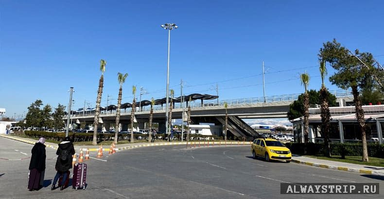 Трамвайная линия в аэропорту Анталии