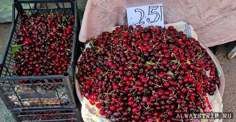 Черешня на турецком рынке в июне 2022 года