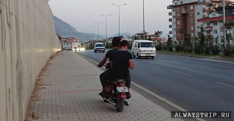 Мотоциклисты на тротуарах