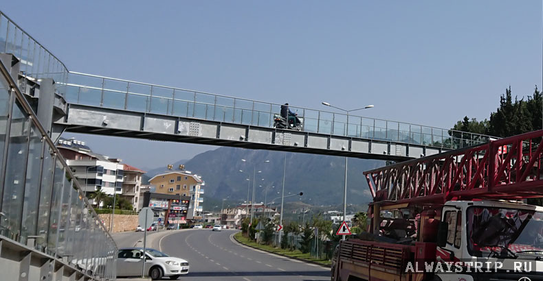 Мотоциклист на надземном пешеходном переходе