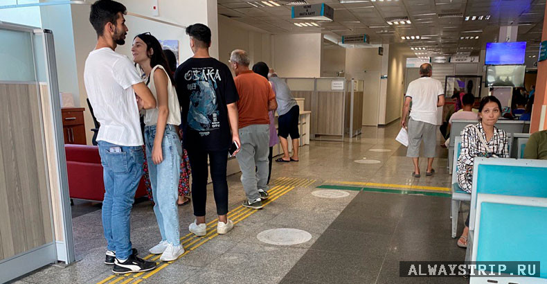 Очередь на стойку скорой помощи в турецкой больнице