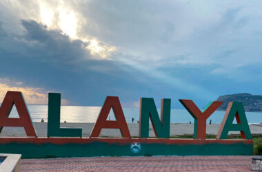 Алания - скульптура с названием города