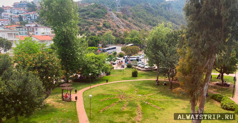 Вид на площадь перед пещерой дамлаташ