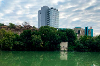 Многоэтажный дом на берегу реки