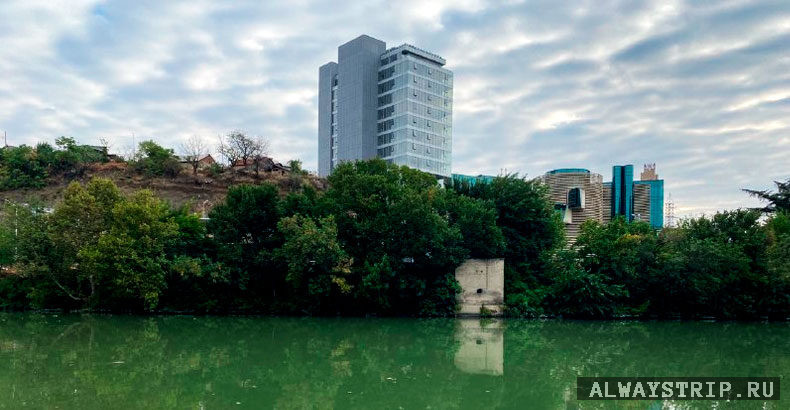 Многоэтажный дом на берегу реки