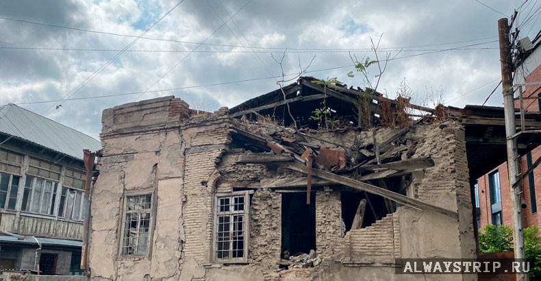 Разрушенная крыша дома