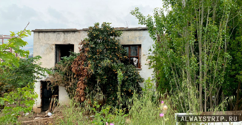 Разрушенное здание в Алании