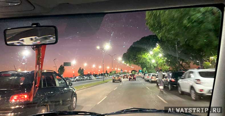 Вид на ночной Буэнос-Айрес из окна такси