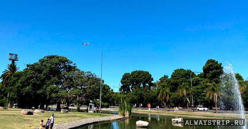 Взлетающий самолет в Буэнос-Айресе