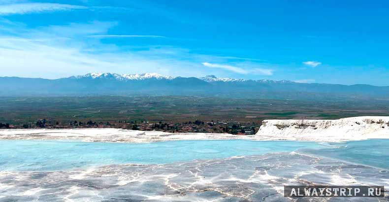 Травертины Памуккале - ванны и вид на горы