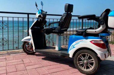 Электрический скутер на берегу моря