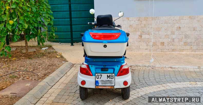 Вид сзади на скутер