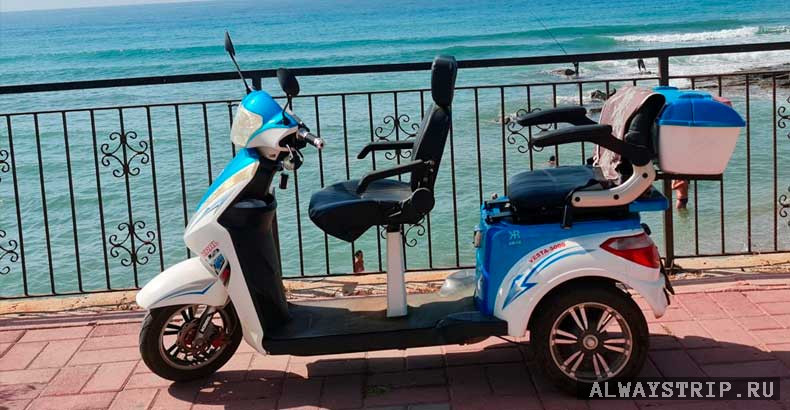 Электроскутер на набережной