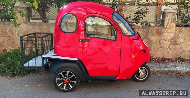 Красный двухместный электрический мопед