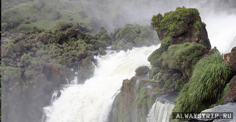 Потоки бурлящей воды