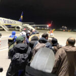 Люди в ожидании посадки на самолет