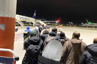 Люди в ожидании посадки на самолет