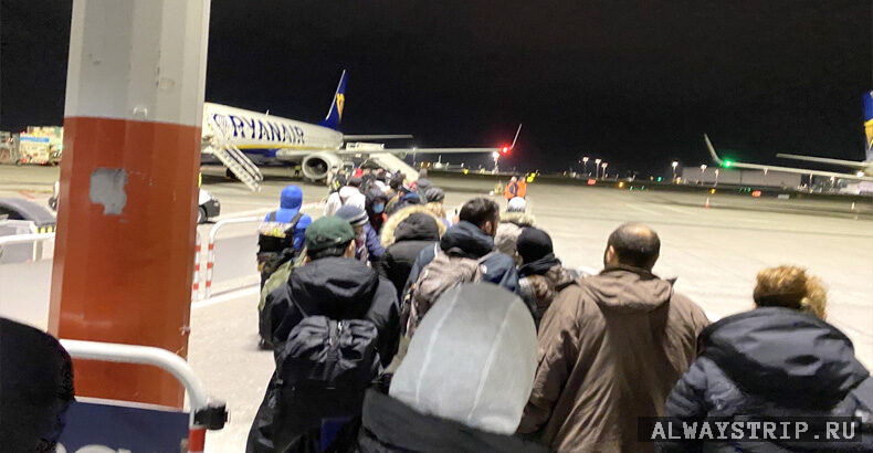 Люди в ожидании посадки на самолет