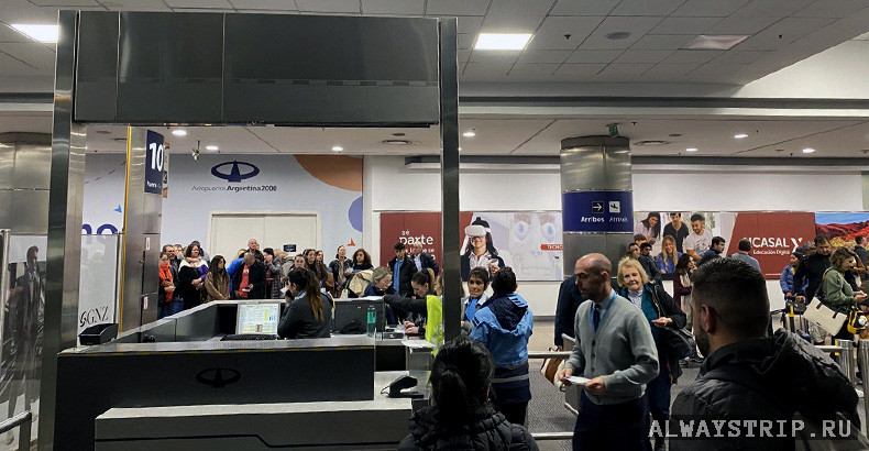 Билетная стойка у ворот на посадку в самолет