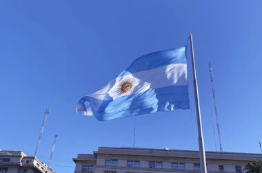 аргентинский флаг у президентского дворца
