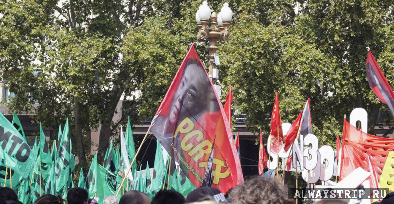 Аргентинские коммунисты на митинге против президента Милея