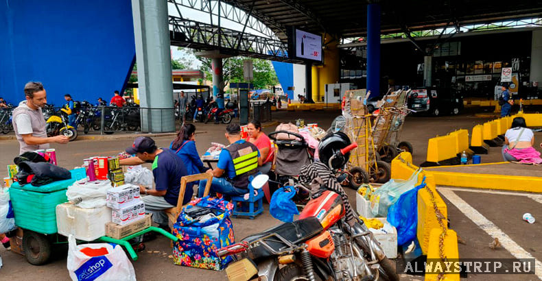 Челноки на границе Парагвая и Бразилии