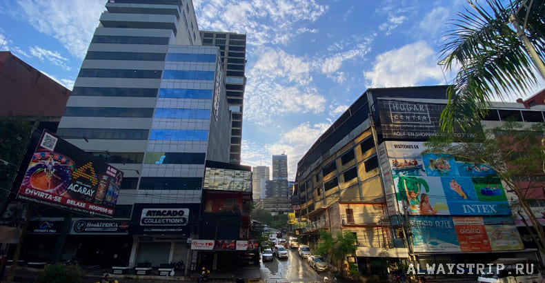 Вид на Сьюдад-дель-Эсте рядом с торговым центром Шопинг Париж