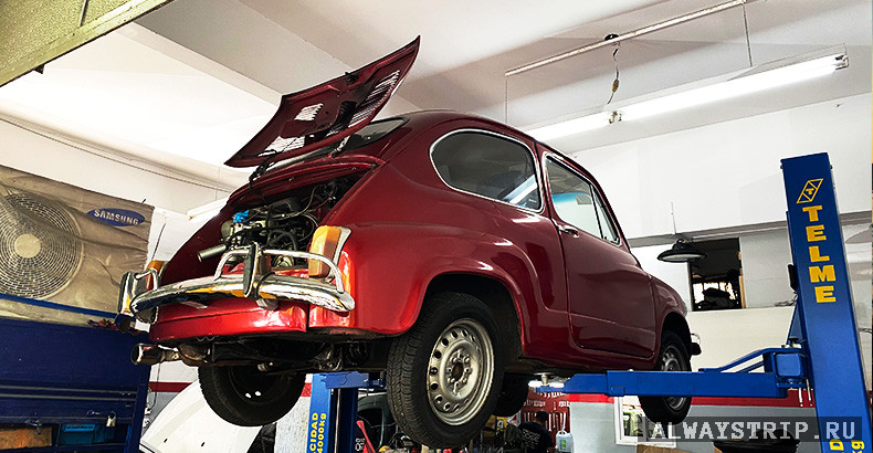 Старый автомобиль в сервисе