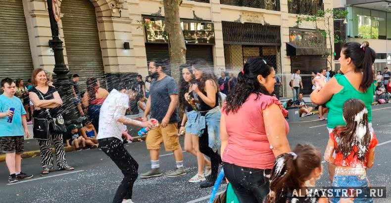 посетители карнавала