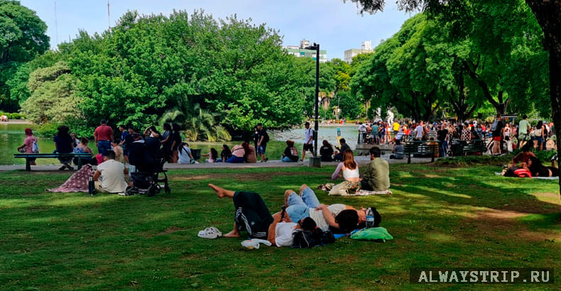 Люди в парке Сентенарио