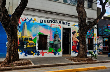 Мурал на улице Буэнос-Айреса с танцующими танго